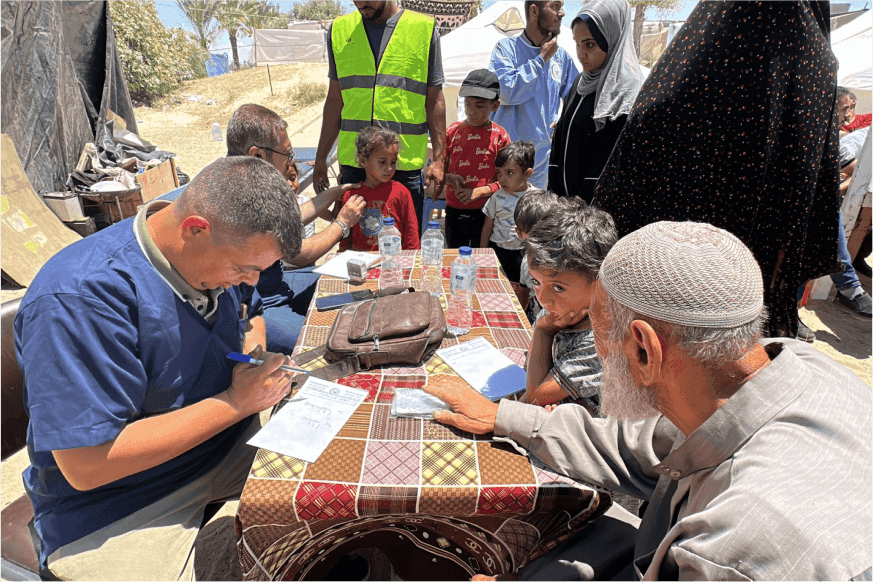 تقديم المساعدة الطبية للنازحين والجرحى الفلسطينيين