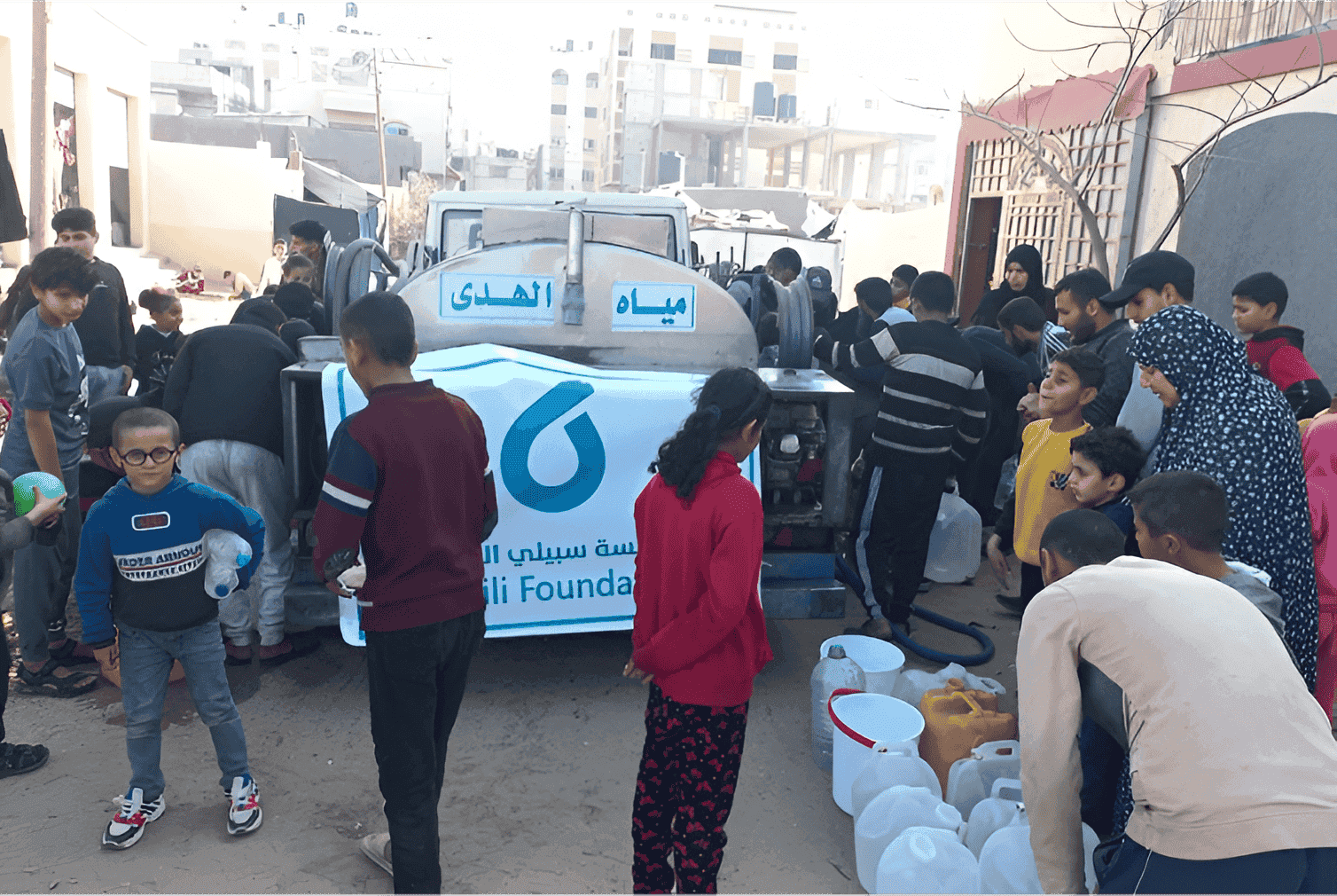 Displaced Palestinians receiving fresh water